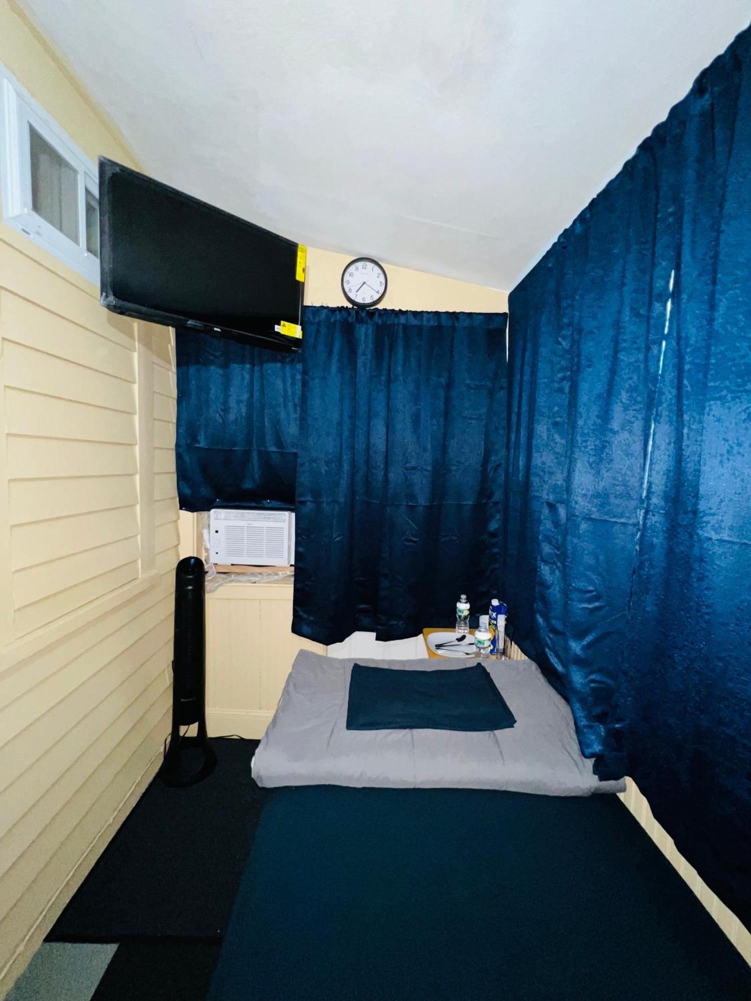 Budget Room Minutes From Downtown Hartford Exterior photo